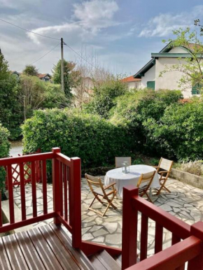 Garden floor apartment located next to the beach with a car park